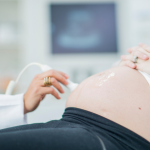 Dra. Thaline Neves explica como o ultrassom com doppler auxilia na avaliação da saúde e do bem-estar do bebê durante a gestação.