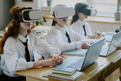 Sérgio Bento De Araújo revela como os ambientes imersivos potencializam o aprendizado por meio da vivência e da experimentação prática.