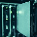 Racks de servidores em um data center, destacando a infraestrutura tecnológica moderna