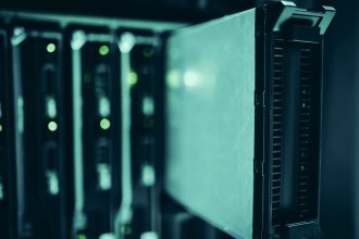 Racks de servidores em um data center, destacando a infraestrutura tecnológica moderna
