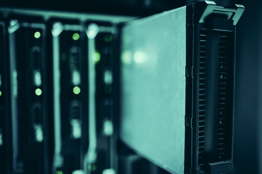 Racks de servidores em um data center, destacando a infraestrutura tecnológica moderna
