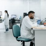 Pesquisadores analisam amostras em um laboratório moderno equipado com tecnologia científica.