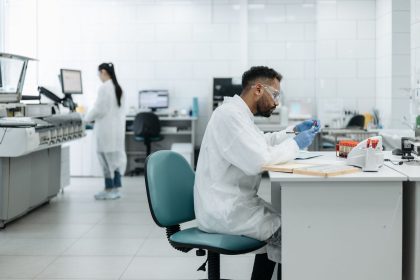 Pesquisadores analisam amostras em um laboratório moderno equipado com tecnologia científica.