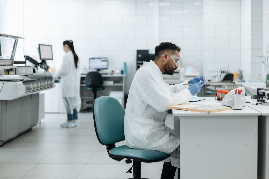 Pesquisadores analisam amostras em um laboratório moderno equipado com tecnologia científica.